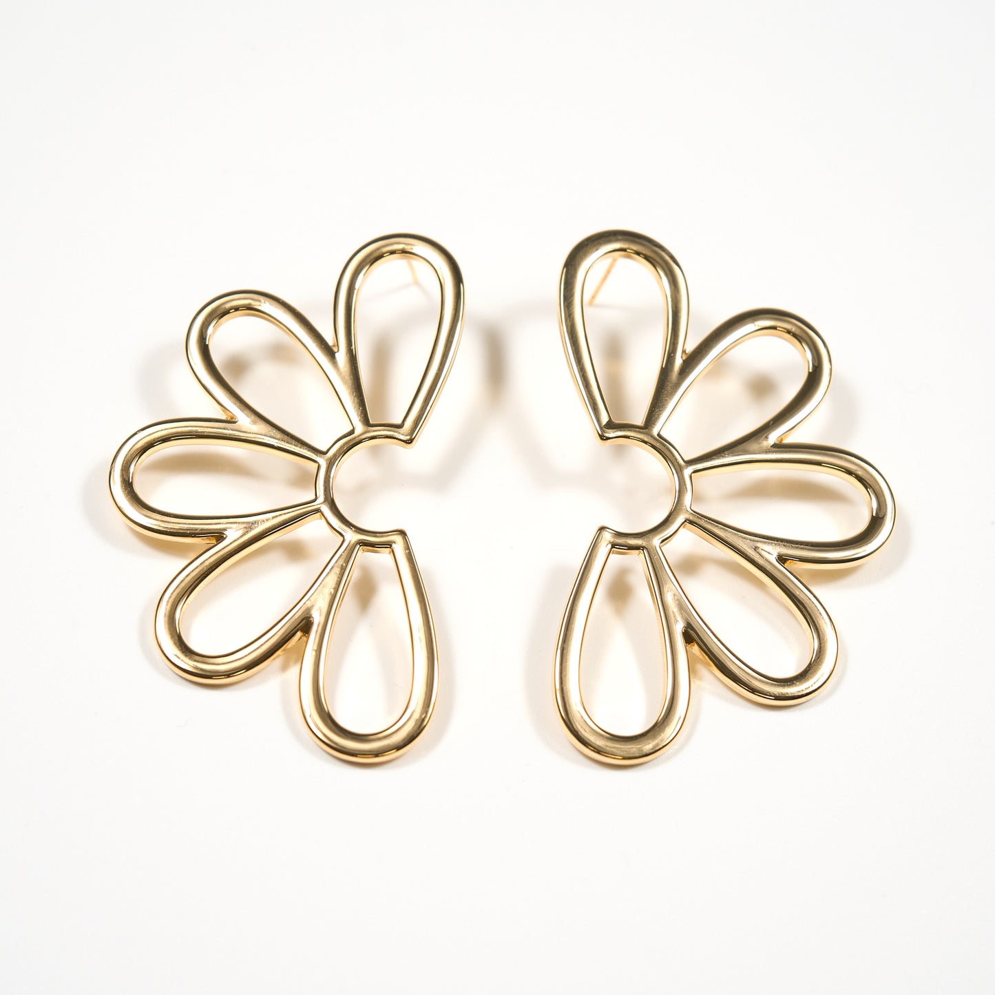 Boucles d'oreilles fleur stylisée ouverte dorée