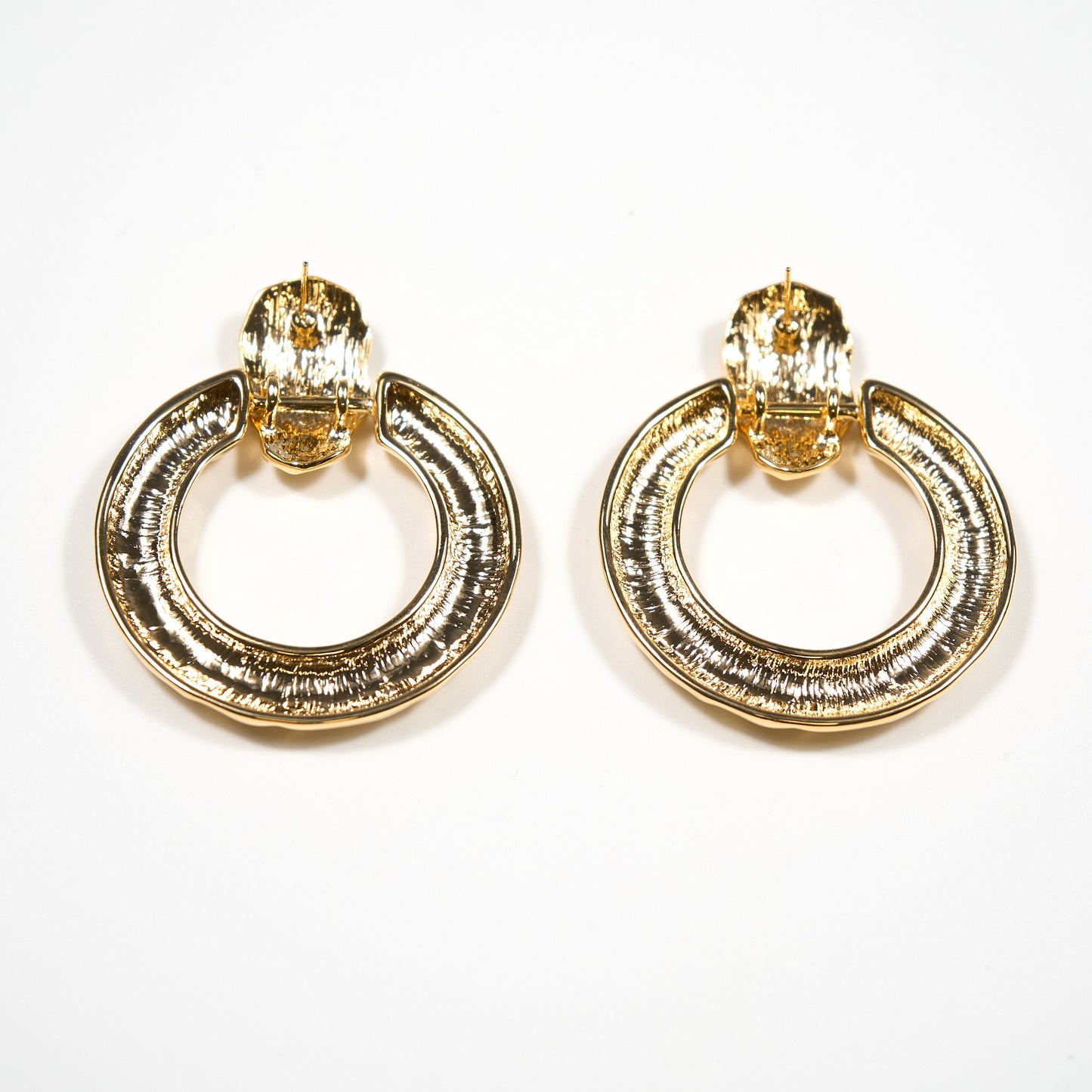 Boucles d'oreilles en anneaux dorés martelés